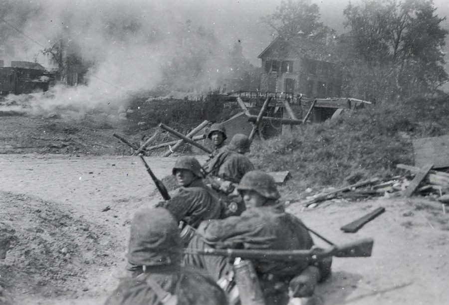 Duitse soldaten in de aanval op de Grebbeberg (Foto: Stichting de Greb)