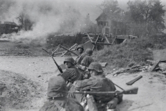 Duitse soldaten in de aanval op de Grebbeberg (Foto: Stichting de Greb)