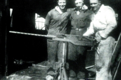 Project strijdwagen in de werkplaats van Herman Mom (l) en Theo Sonderen (m) (collectie E.H. Wesselink)